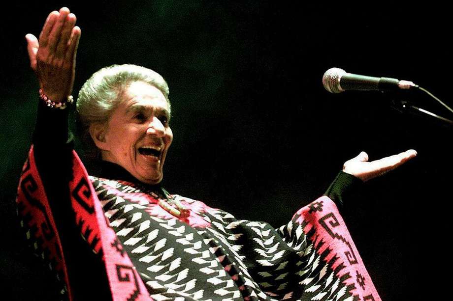 Chavela Vargas, cantante costarricense, dedicó su vida a la música ranchera. Obtuvo el Premio Grammy a la Excelencia Musical en 2007. 