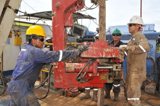 Más colombianos aceptan que la industria petrolera es importante para la economía regional.