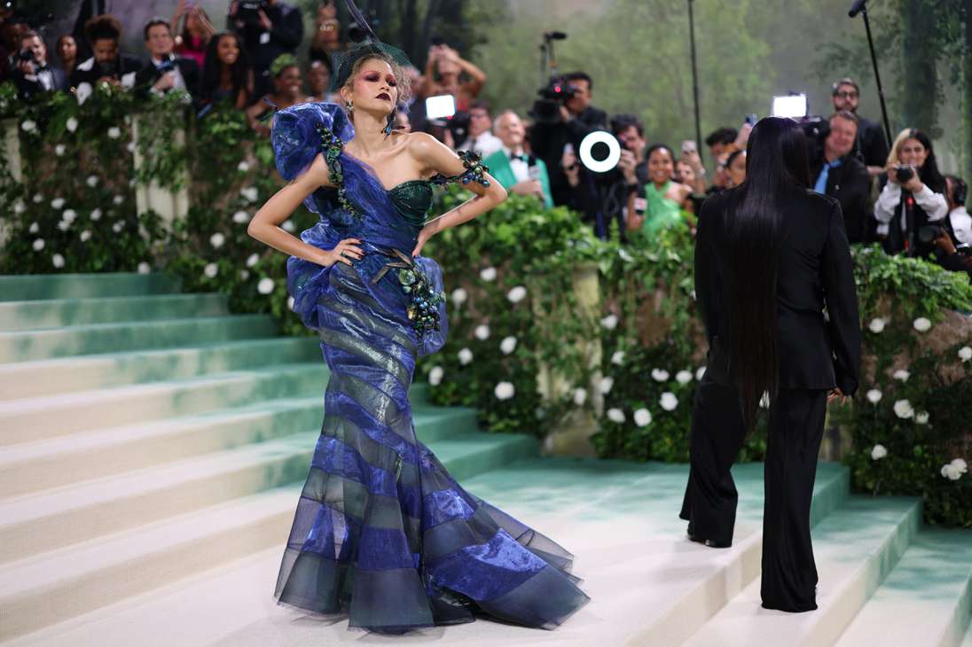 New York (United States), 06/05/2024.- Zendaya arrives on the red carpet for the 2024 Met Gala, the annual benefit for the Metropolitan Museum of Art's Costume Institute, in New York, New York, USA, 06 May 2024. The event coincides with the Met Costume Institute's spring 2024 exhibition, 'Sleeping Beauties: Reawakening Fashion,' which will take place from 10 May to 02 September 2024. (Moda, Nueva York) EFE/EPA/JUSTIN LANE