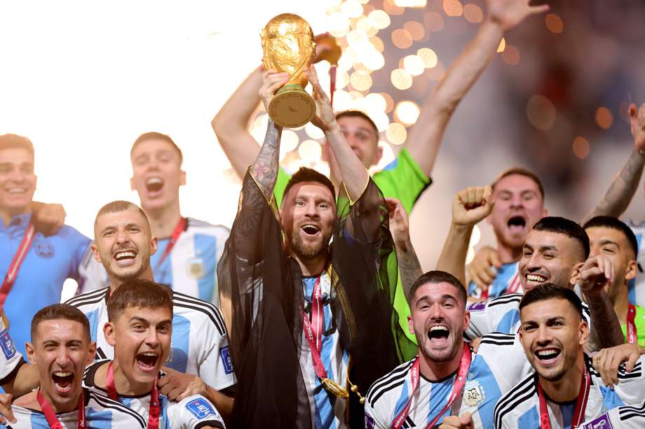Lionel Messi levanta el trofeo de la Copa Mundial después de ganar la final entre Argentina y Francia en el estadio Lusail de Catar el 18 de diciembre de 2022.
