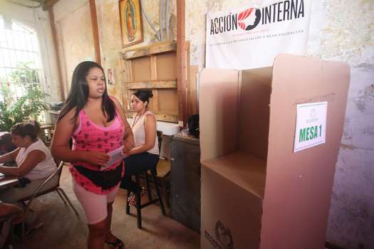 Una de la reclusas de la cárcel de mujeres de San Diego en Cartagena se dispone a votar.  / Pedro Mendoza / El Espectador