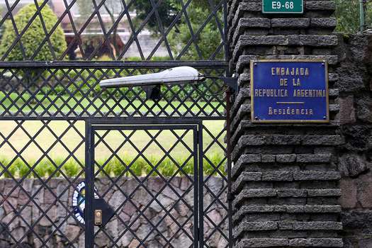   Photograph of the entrance to the residence of the Argentine embassy in Ecuador, today, in Quito (Ecuador).