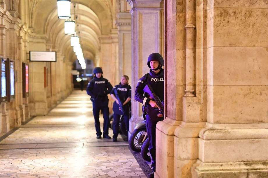 La policía armada controla un pasaje cerca de la ópera en el centro de Viena el 2 de noviembre de 2020, luego de un tiroteo cerca de una sinagoga.