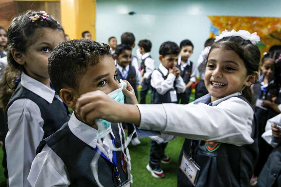 Niños y niñas en una escuela de Palestina se preparan para regresar a clases.