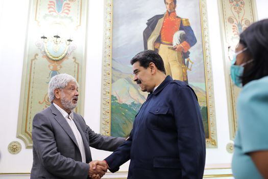 El presidente de Venezuela, Nicolás Maduro, en su reunión con el ministro de Comercio, Industria y Turismo de Colombia, Germán Umaña Mendoza, en Caracas. EFE/ PRENSA MIRAFLORES
