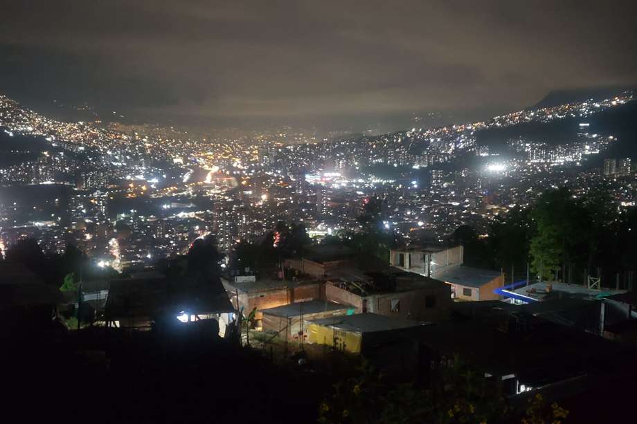 Vista del Medellín y el Valle de Aburrá desde lo alto de una comuna en Bello.