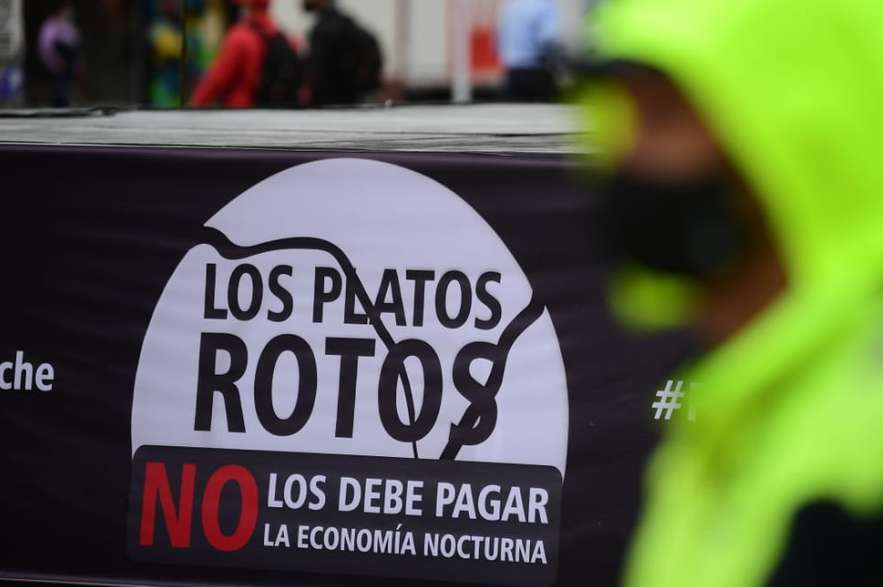 Trabajadores del sector de bares y economía nocturna protestaron en Bogotá por los cierres que han afectado sus ingresos y negocios.