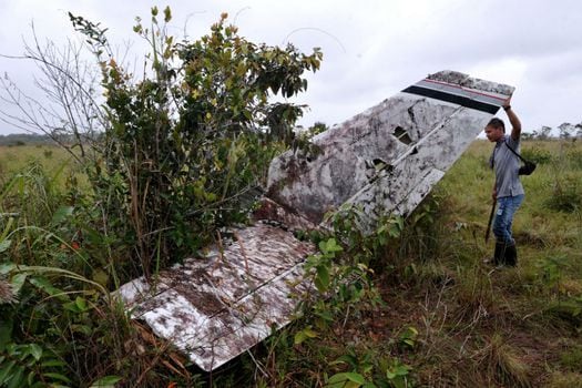 Restos de un avión bimotor modelo 70 en la pista aérea Felipe, cerca de El Recreo, donde vivió Gonzalo Rodríguez Gacha, el “Mexicano”. / Mauricio Alvarado - El Espectador.