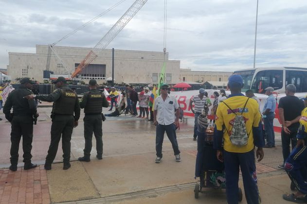Protestas en Cartagena: prendieron fuego a muñeco con la cara del alcalde Dau