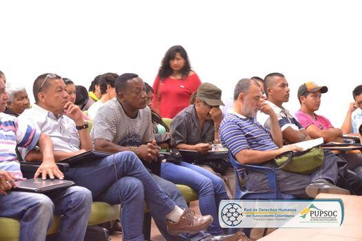 Ibes Trujillo (de camisa gris a rayas) representaba a sus comunidades como líder del Proceso de Unidad Popular del Suroccidente Colombiano (Pupsoc). / Archivo
