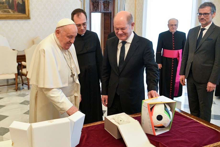 El papa Francisco le donó al canciller la obra de bronce titulada “Amor social”, que representa a un niño ayudando a otro a levantarse, con la inscripción “Amar Ayudar”. Por su parte, Scholz le regaló el balón oficial de la UEFA Euro 2024, que se celebrará en Alemania del 14 de junio al 14 de julio próximos. 