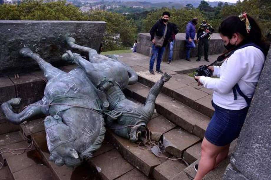 Indígenas derriban la estatua de Sebastián de Belalcázar en Popayán.