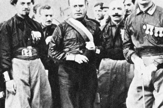 Benito Mussolini (centro), el 24 de octubre de 1922, en Nápoles antes de marchar hacia Roma.