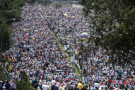 Este jueves, en Venezuela se desarrollaron multitudinarias marchas que dejaron dos civiles y un muerto.  / Carlos Becerra - AFP