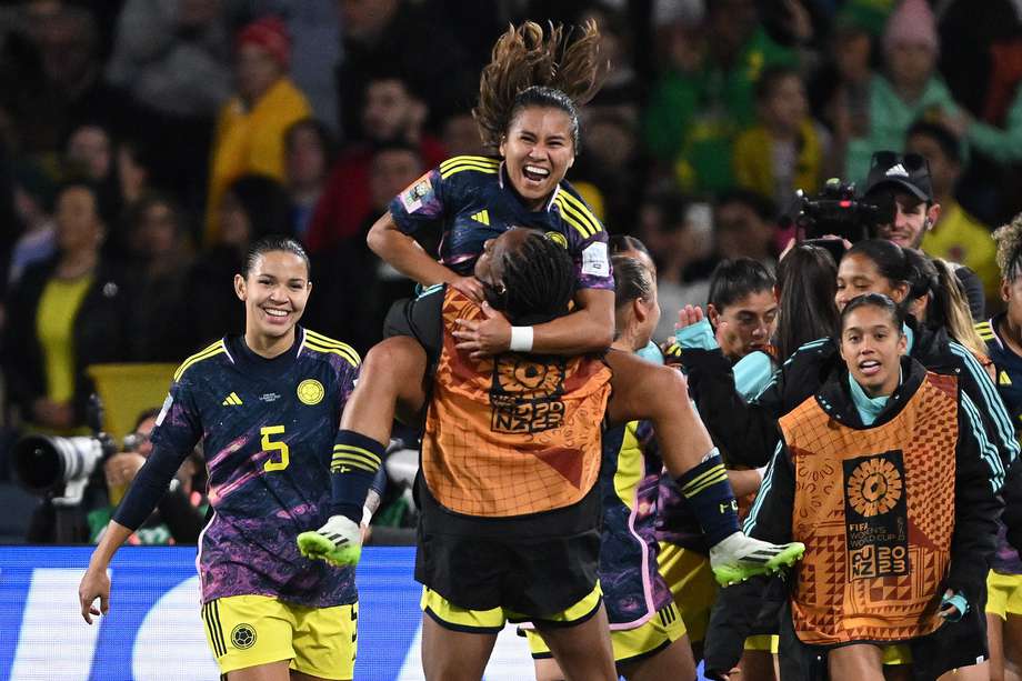 Las jugadoras de la selección de Colombia celebrar el gol de Leicy Santos ante Inglaterra, en los cuartos de final del Mundial Femenino 2023.  EFE/EPA/DEAN LEWINS