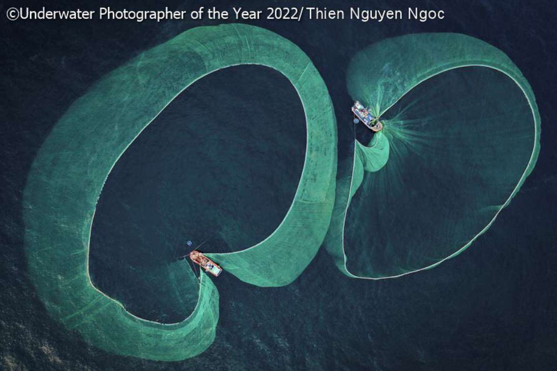 Esta foto de Thien Nguyen Ngoc muestra la perspectiva aérea de la pesca de anchoveta, un pescado que se necesita para uno de los platos típicos en Vietnam. La sobrepesca de este pez ha llevado a que en los últimos diez años la población de las anchovetas haya disminuido entre un 20 y un 30 %.
