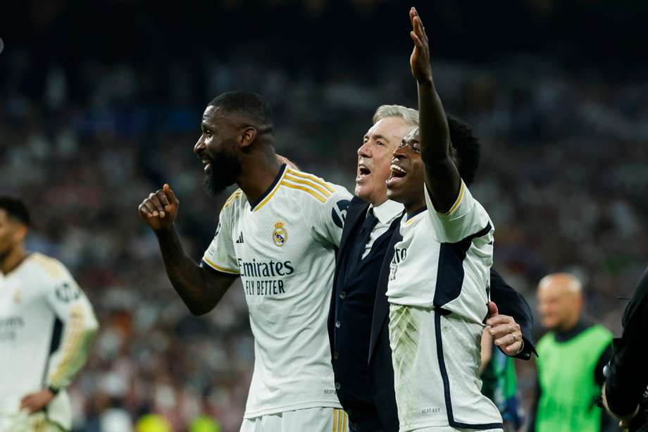 Antonio Rüdiger, Carlo Ancelotti y Vinicius Jr. celebran el histórico triunfo de Real Madrid. 
