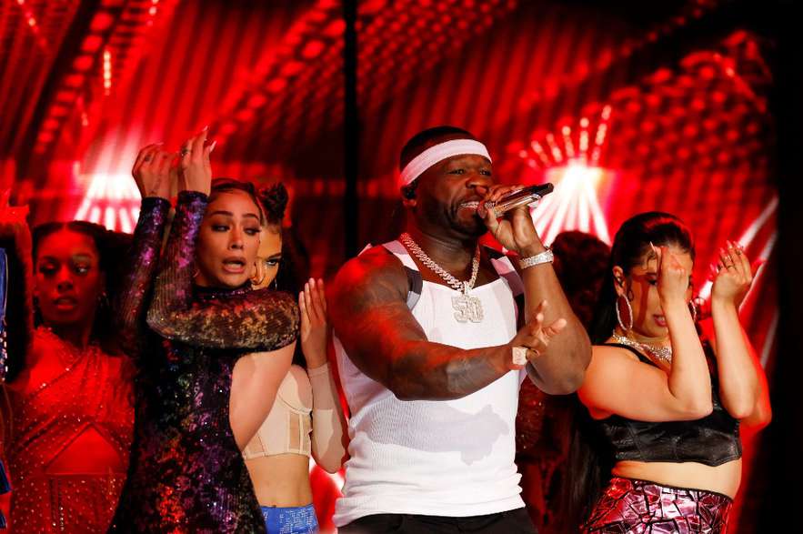 50 Cent se presenta durante el espectáculo de medio tiempo del Super Bowl.