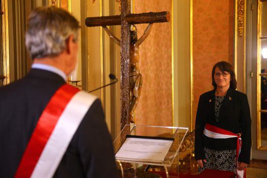 El nuevo presidente de Perú Francisco Sagasti mientras toma juramento a Pilar Mazzetti como Ministra de Salud.