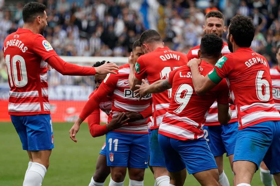 Luis Suárez celebra con sus compañeros el gol de la victoria contra Alavés.