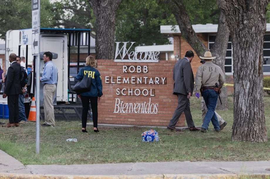 Las autoridades de Uvalde, Texas, trabajan en la escena del tiroteo masivo registrado en la Escuela Primaria Robb.