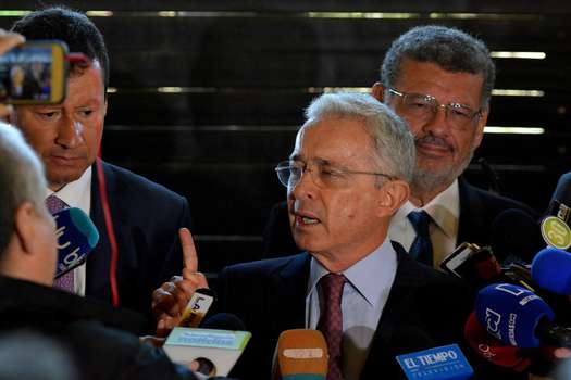 El expresidente Álvaro Uribe a sus abogados Jaime Lombana (i) y Jaime Granados (d). / EFE