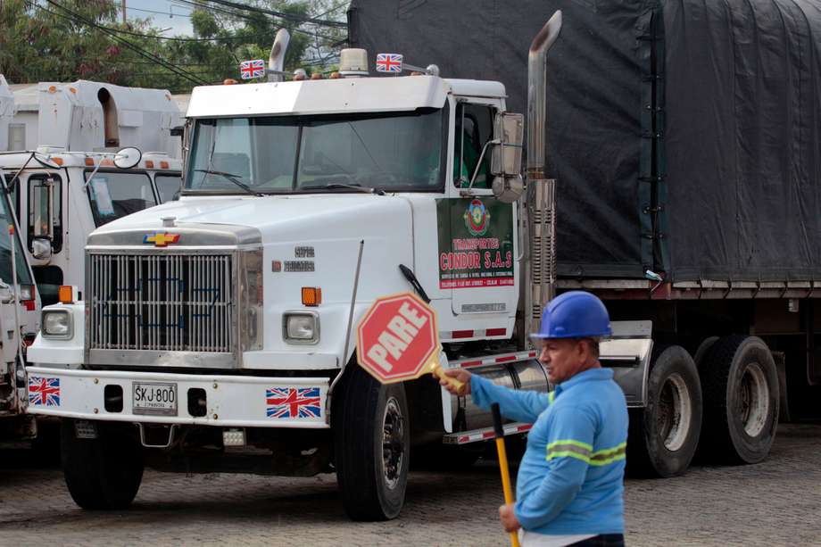 Cuatro camiones cargados de materiales médicos y otros productos serán los primeros en pasar este martes por el puente Simón Bolívar en la reapertura de la frontera entre Colombia y Venezuela, cerrada hace siete años por disposición de ese país. 
