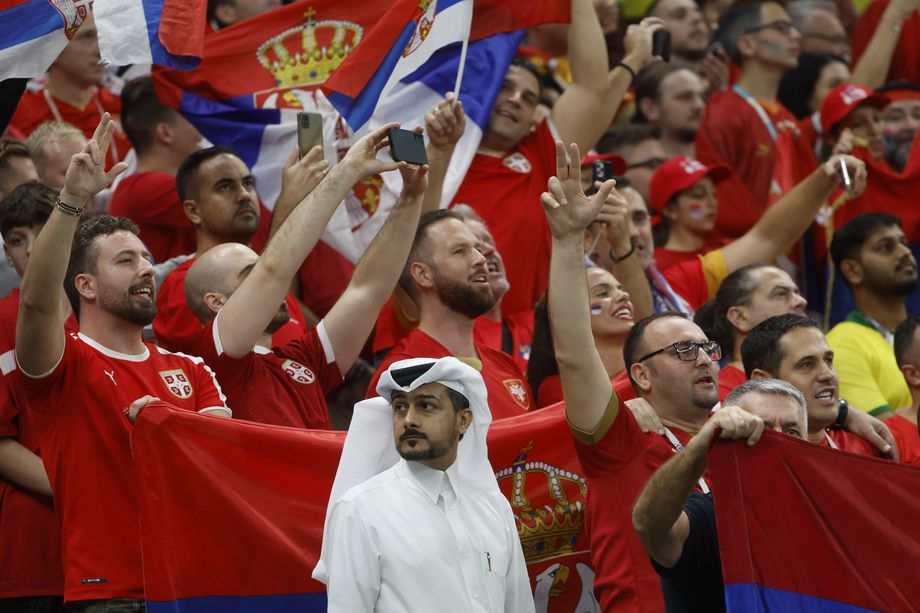 GR4255. LUSAIL (CATAR), 24/11/2022.- Aficionados de Serbia animan hoy, en un partido de la fase de grupos del Mundial de Fútbol Qatar 2022 entre Brasil y Serbia en el estadio Lusail en Lusail (Catar). EFE/ Juan Ignacio Roncoroni
