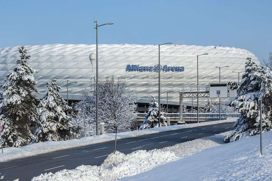 El Allianz Arena, casa del Bayern Múnich, y sus alrededores quedaron cubiertos de nieve en el marco de la fecha 13 de la Bundesliga.