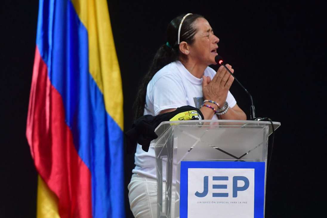 Flor Hilda Hernández, madre del Elkin Gustavo Moreno, asesinado por el Ejército en una de las campañas de "falsos positivos", clamando por justicia y verdad a los militares comparecientes que están en audiencia de reconocimiento ante la JEP.