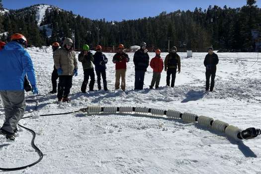 Los miembros del equipo de JPL prueban un robot serpiente llamado EELS en una estación de esquí en las montañas del sur de California en febrero. / Foto: NASA/JPL-CALTECH