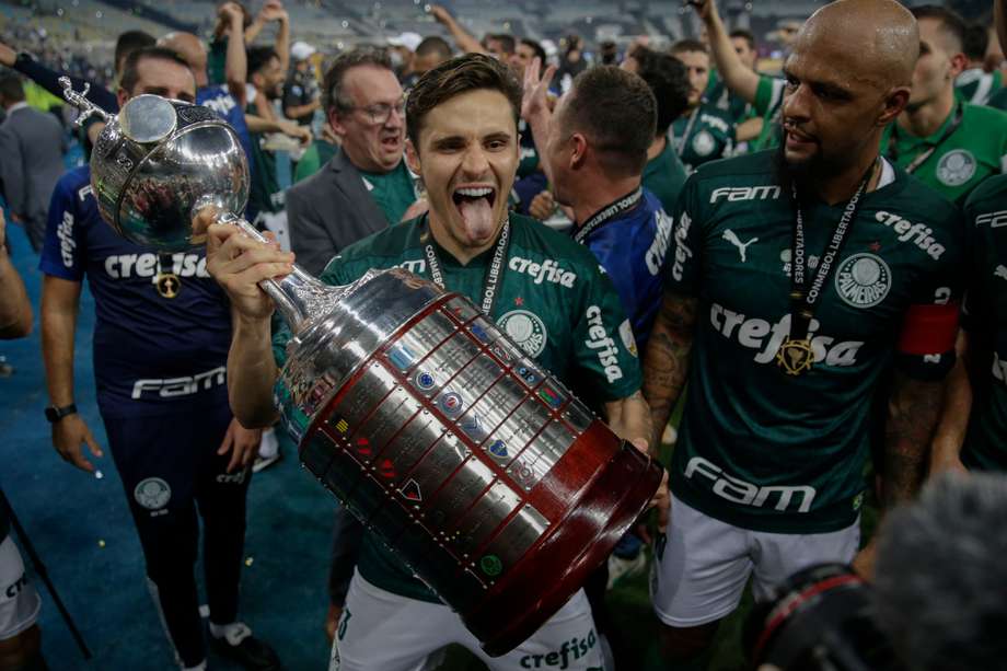 Raphael Veiga, jugador de Palmeiras, da la vuelta olímpica.