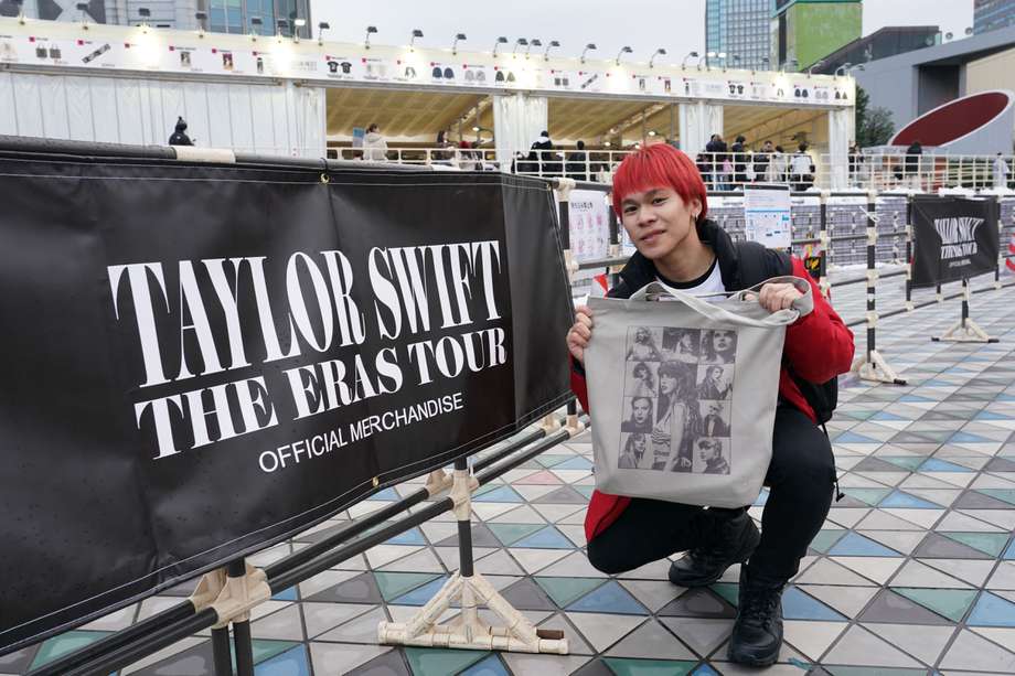 Fan de la cantante estadounidense Taylor Swift, también conocida como Swiftie, compra productos oficiales de Swift en el Tokyo Dome de Tokio el 6 de febrero de 2024, un día antes del primer espectáculo de su tan esperada gira por Japón.