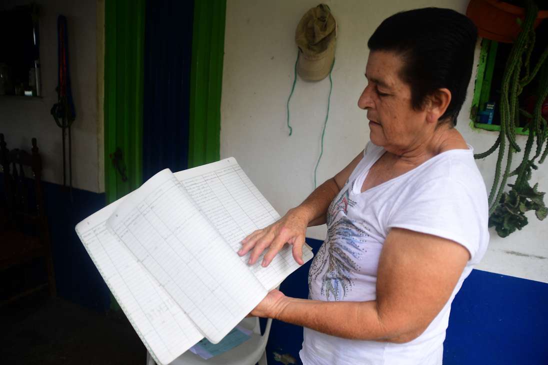 Inés Mejía muestra el cuaderno donde llevó el registro de cuerpos rescatados del río Cauca.