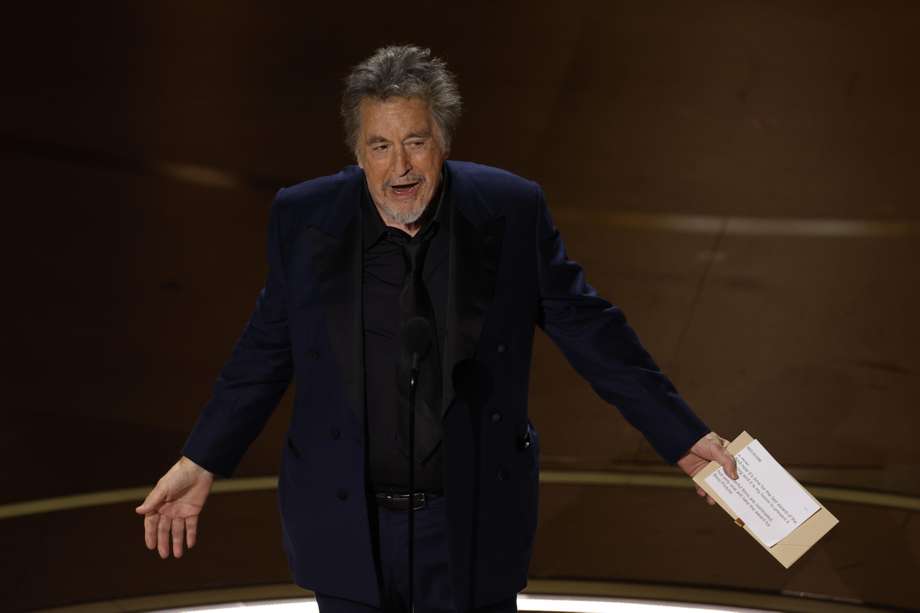 Pacino sostiene el sobre que contenía el nombre de la película "Oppenheimer", ganadora de la categoría de Mejor película en los Óscar.