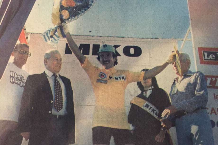 Alfonso Flórez (c), quien fue asesinado el 23 de abril de 1992, con la camiseta de líder del Tour de L’Avenir.