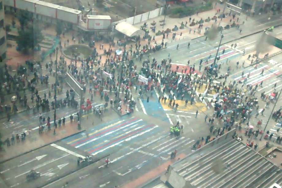 Al menos 1.000 vendedores informales protestan en el centro de Bogotá