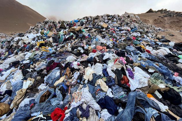 ¿Por qué investigan vertedero de ropa usada en desierto chileno?