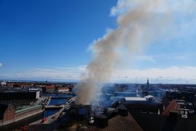 “Un espectáculo terrible”: se incendió uno de los edificios más antiguos de Copenhague