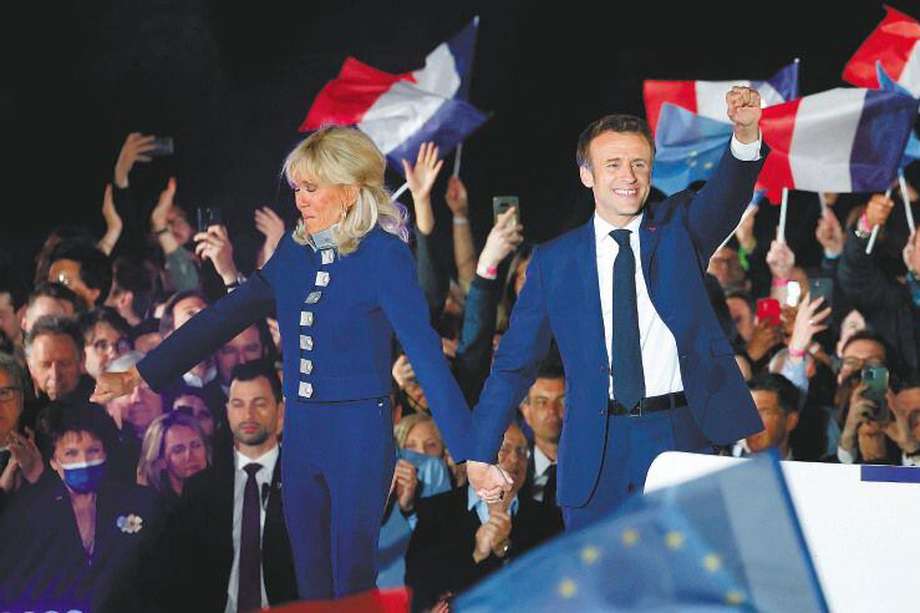 Emmanuel y Brigitte Macron luego de la victoria en la segunda vuelta presidencial. 