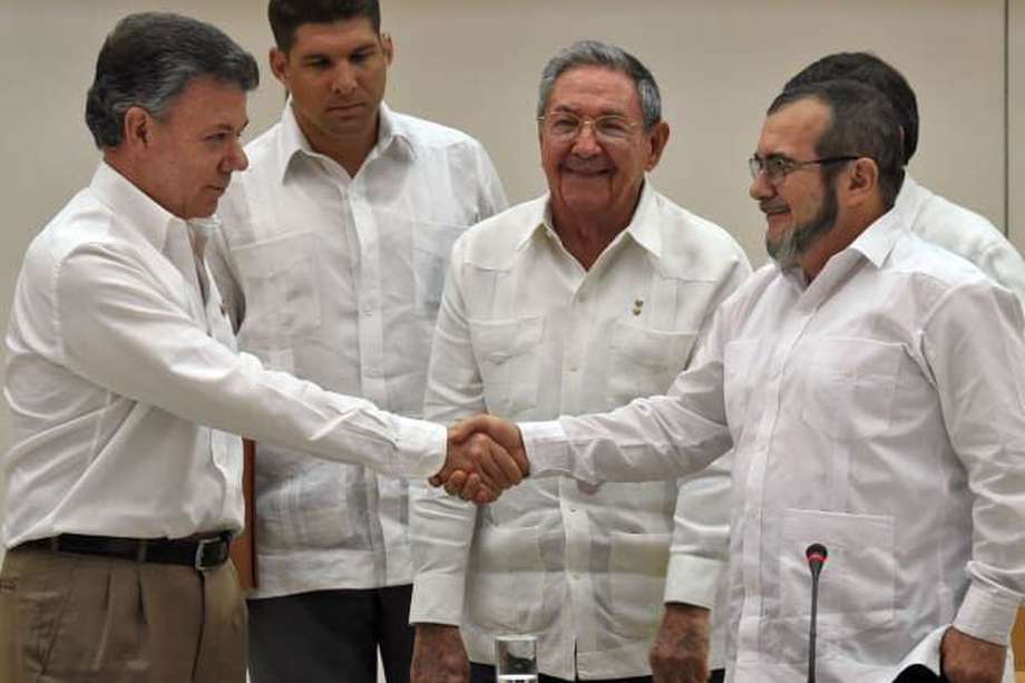 "Timochenko" recordó en la carta el momento en que estrechó la mano con Juan Manuel Santos, como compromiso con la paz. 