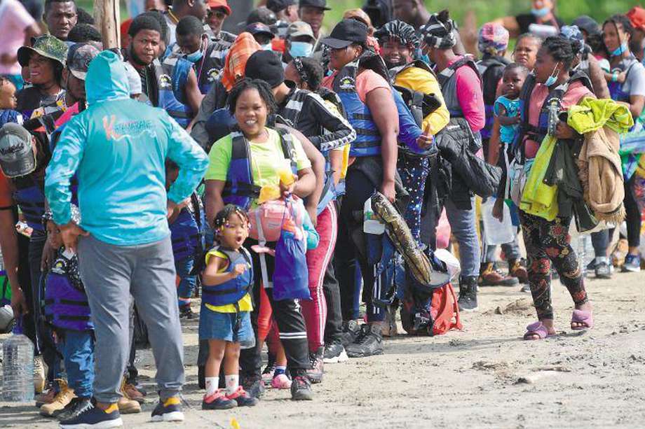 En este momento hay cerca de 19.000 personas represadas en Necoclí y se espera que durante el fin de semana la cifra aumente. / AFP