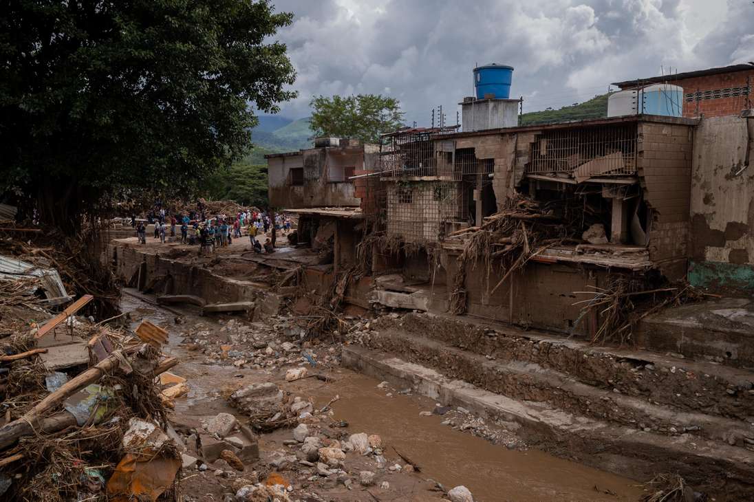 AME3286. TEJERIAS (VENEZUELA), 09/10/2022.- Fotografía de los daños a los alrededores de la quebrada (rio) Los Patos, estado Aragua, por las inundaciones en Tejerías (Venezuela). La crecida de una quebrada este sábado arrastró viviendas, mobiliario urbano, e inundó las calles de la localidad, arrasando con todo lo que el agua encontró a su paso. El Gobierno desplegó hoy organismos de salvamento, seguridad ciudadana, así como cuadrillas de mantenimiento y limpieza, y personal de diversas instituciones para "la atención integral del pueblo", dijo el presidente Nicolás Maduro a través de su cuenta de Twitter.EFE/ Rayner Peña R.