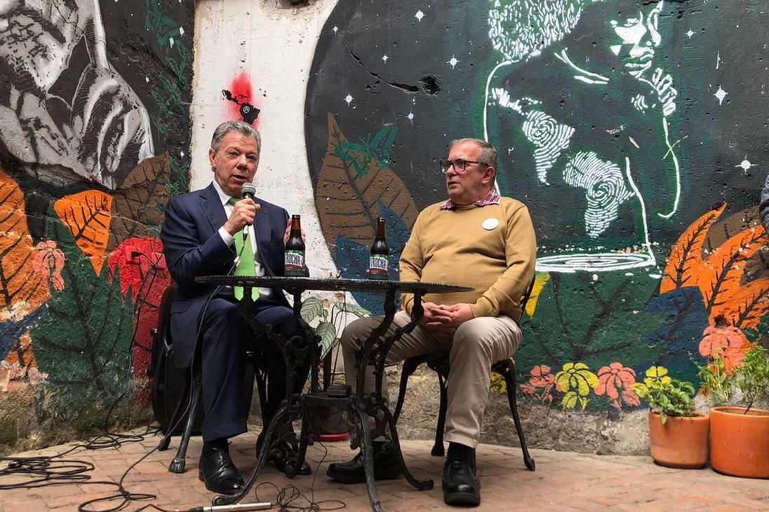 El expresidente Santos y Rodrigo Londoño, líder del Partido Comunes, se reunieron el 24 de noviembre de 2021 en la Casa de la Paz (Bogotá) para tener una conversación llena de anécdotas, confesiones mutuas y proyecciones del Acuerdo, en la que hubo espacio para hablar con emprendedores de paz y compartir una cerveza. / Gloria Castrillón