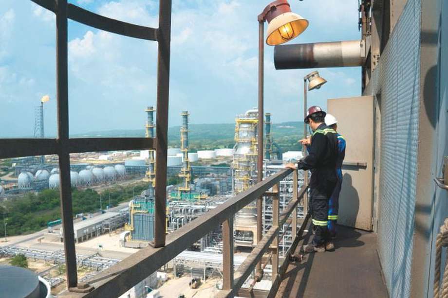 Employees speak on a balcony at the Refineria de Cartagena SA (Reficar), a subsidiary of Ecopetrol SA, in Cartagena, Colombia, on Friday, May 20, 2016. Ecopetrol says it's importing Marlim crude from Brazil to complement local crude diet at Reficar. Reficar has been producing nearly 140,000 barrels per day. Photographer: Mariana Greif/Bloomberg