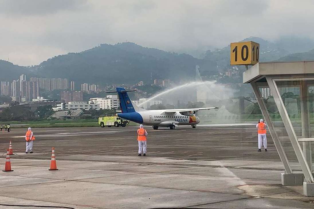 Satena reinició sus actividades regulares dentro de la primera fase de reactivación de las operaciones aéreas a nivel nacional en las rutas Medellín - Cali - Medellín, Medellín - Barranquilla - Medellín y San Andrés - Providencia - San Andrés. Los vuelos serán operados directamente desde y hacia el Aeropuerto Olaya Herrera de Medellín.