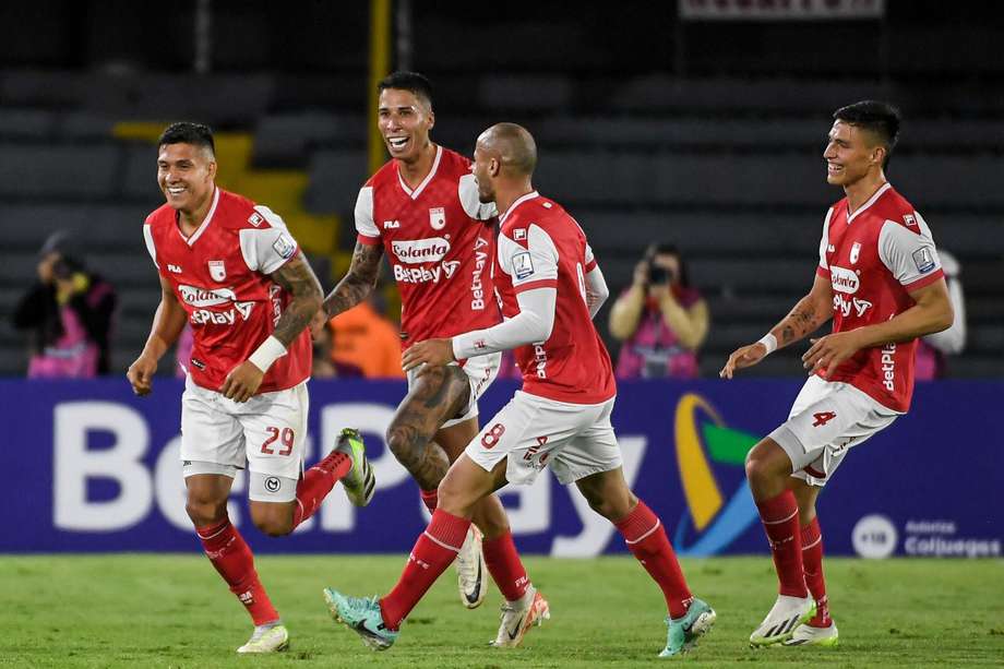 Los jugadores de Independiente Santa Fe celebran uno de sus goles frente a Junior en el estadio El Campín.