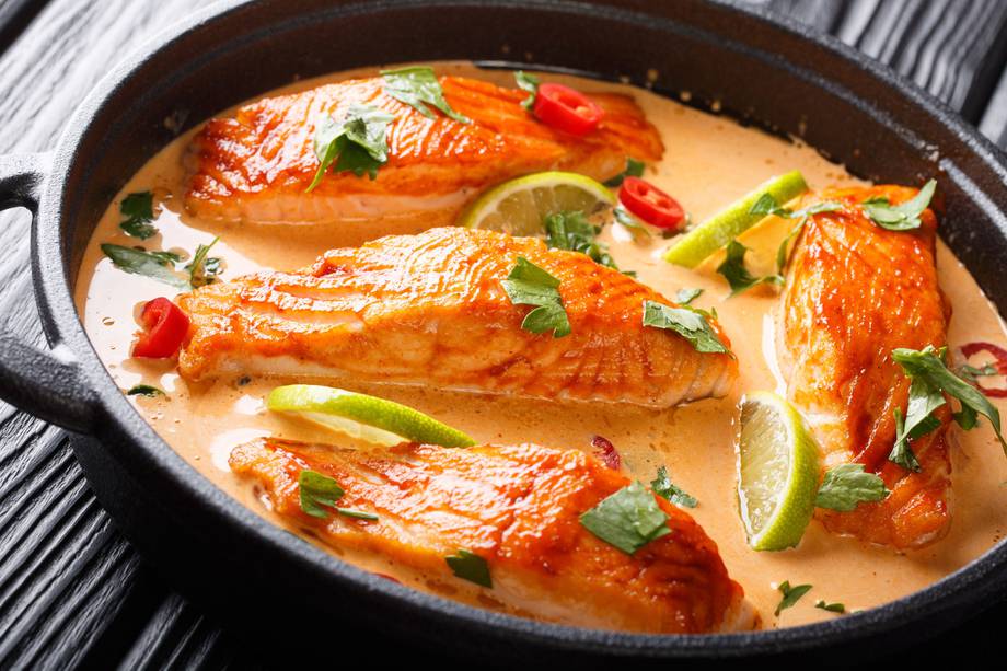 Aquí tienes una receta sencilla y deliciosa de salmón al horno con una cobertura de hierbas y limón
