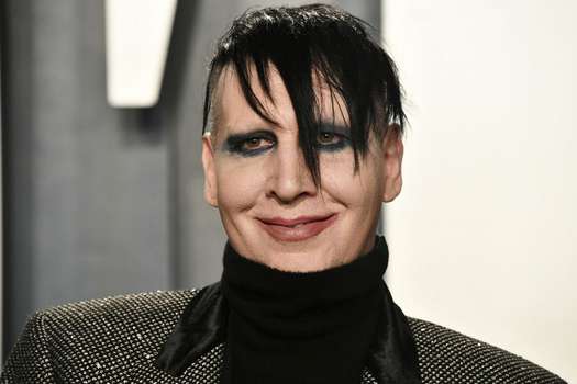 El cantante Marilyn Manson escupió y expulsó mocos sobre una camarógrafa en 2019 en el Bank of New Hampshine Pavlion. 