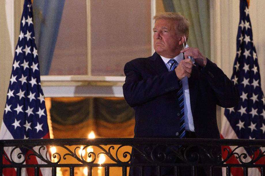 El mandatario se quitó su tapabocas justo antes de saludar a su llegada a la Casa Blanca.